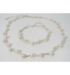 Pearl necklace and bracelet set